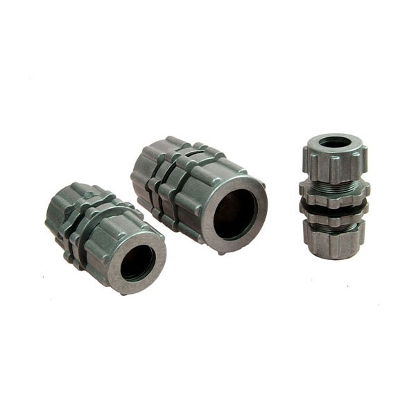 Através do conector de parede com antepara